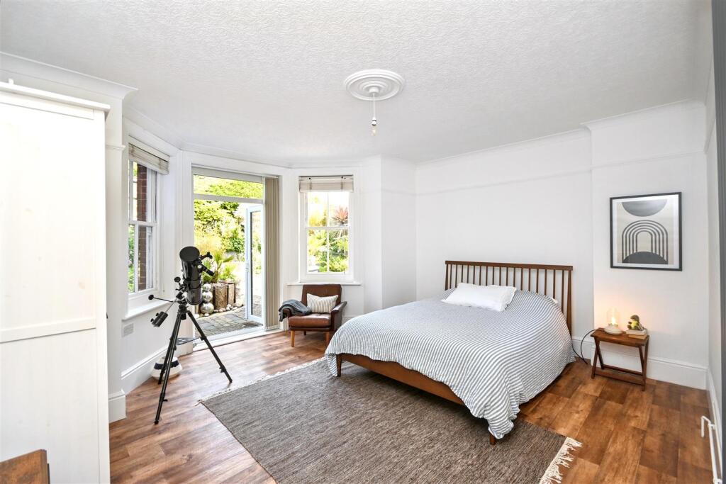 Apartment in Eastbourne, East Sussex - View 4