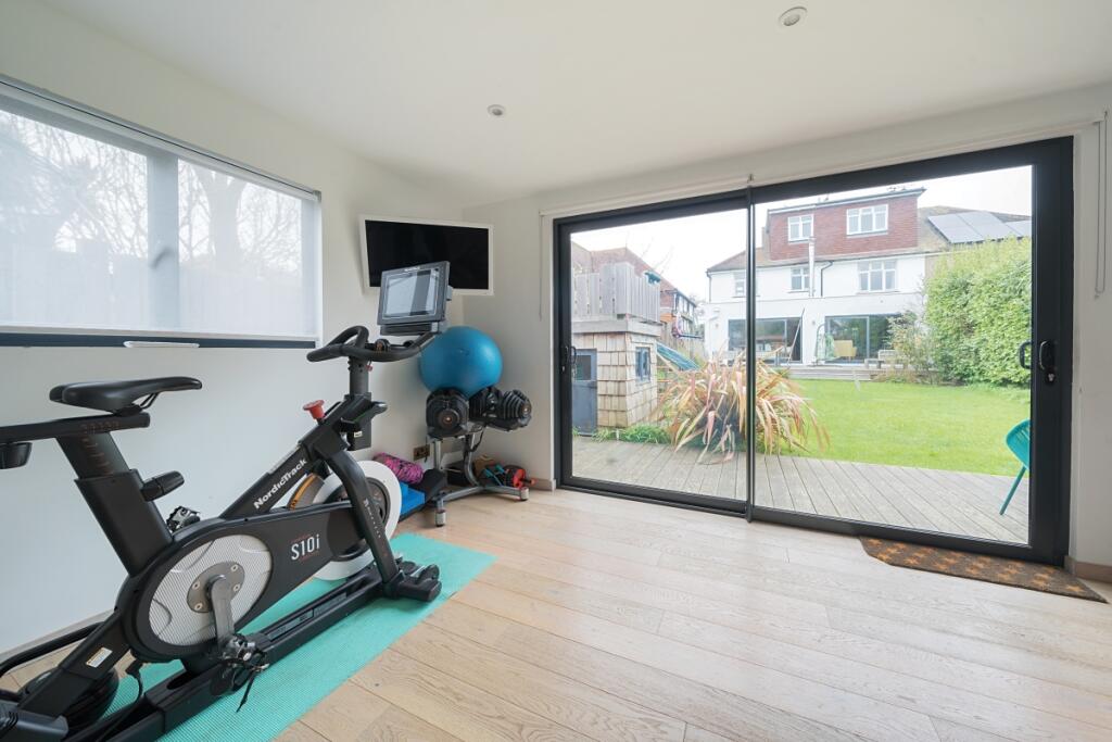 4 bedroom semi-detached house for rent