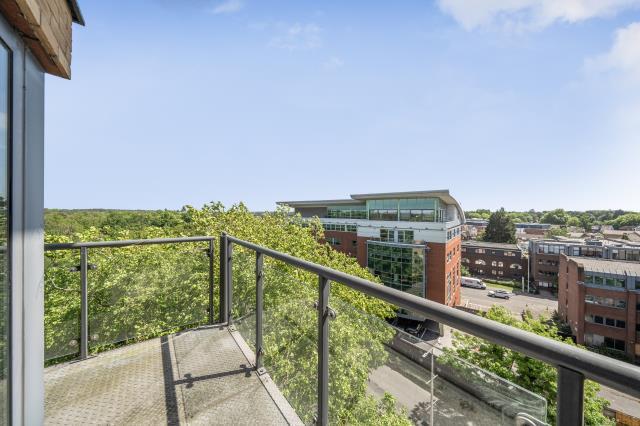 Apartment in Woking, Sheerwater - View 5