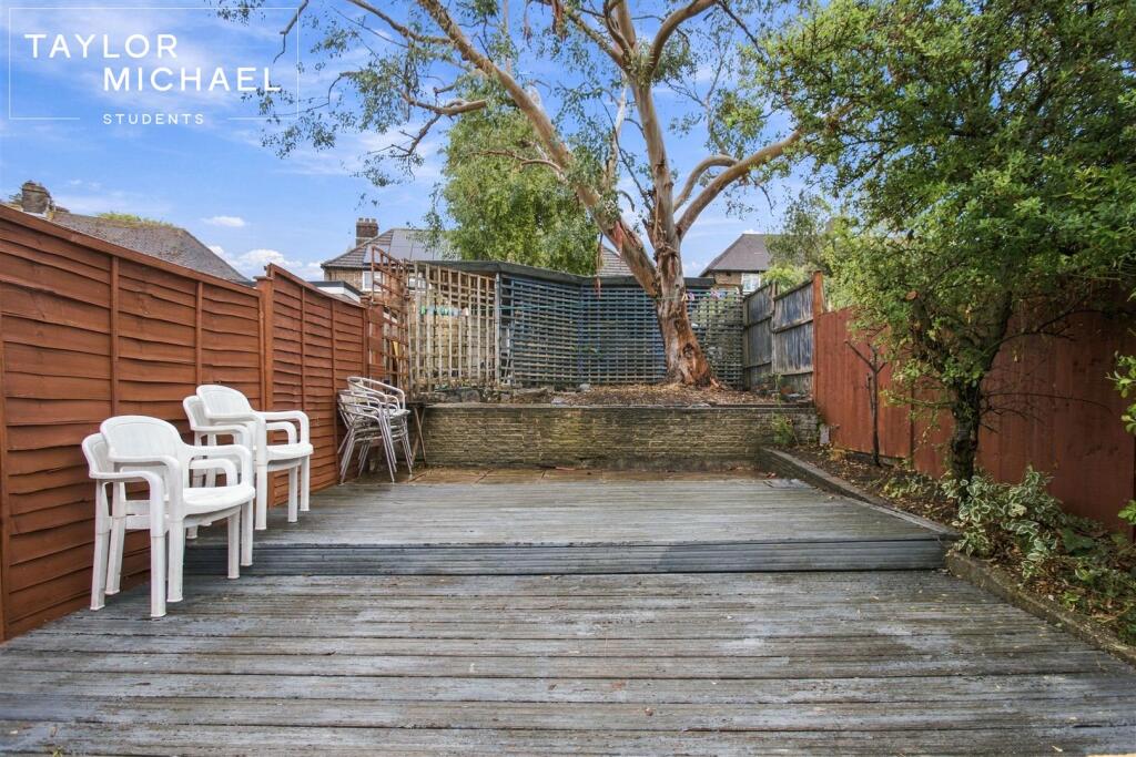 6 bedroom semi-detached house for rent