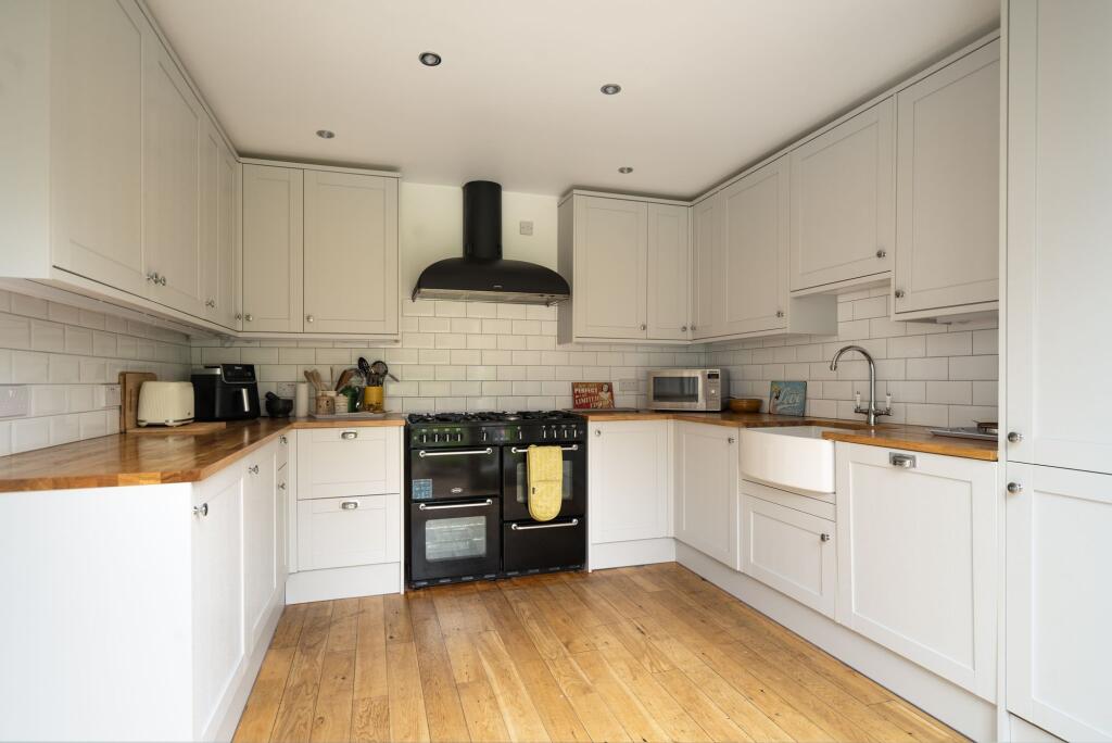 Essendene Road, Caterham, CR3 photo 2