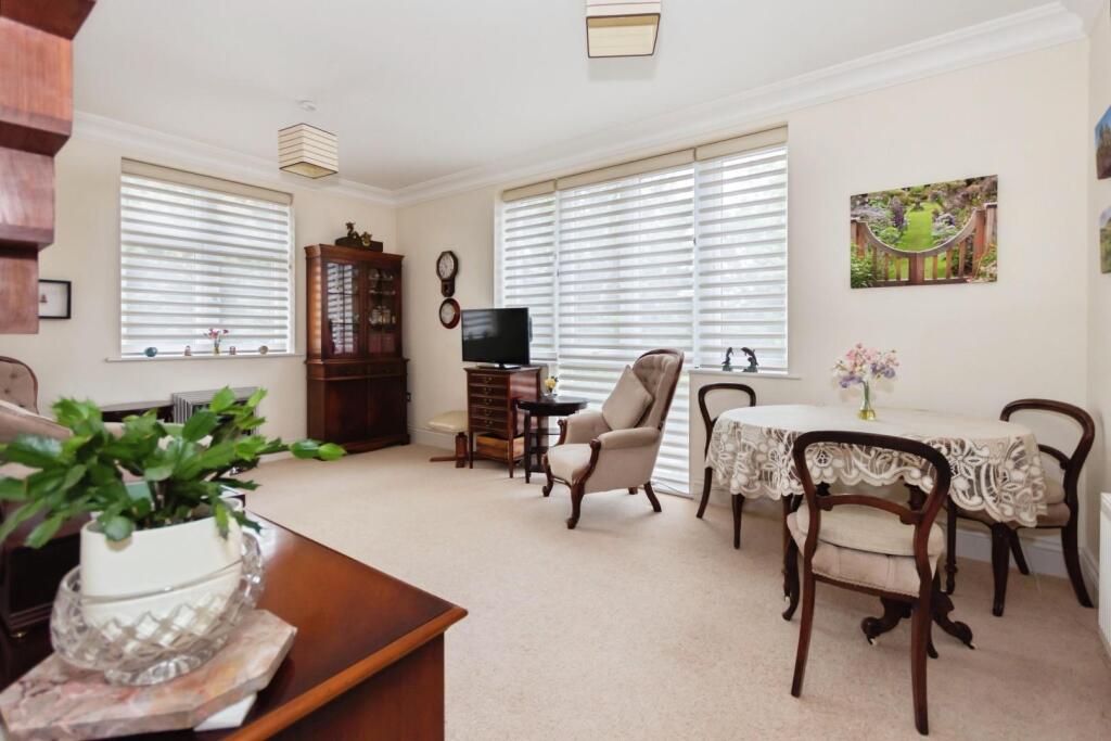 Apartment in Solihull, Dorridge - View 2