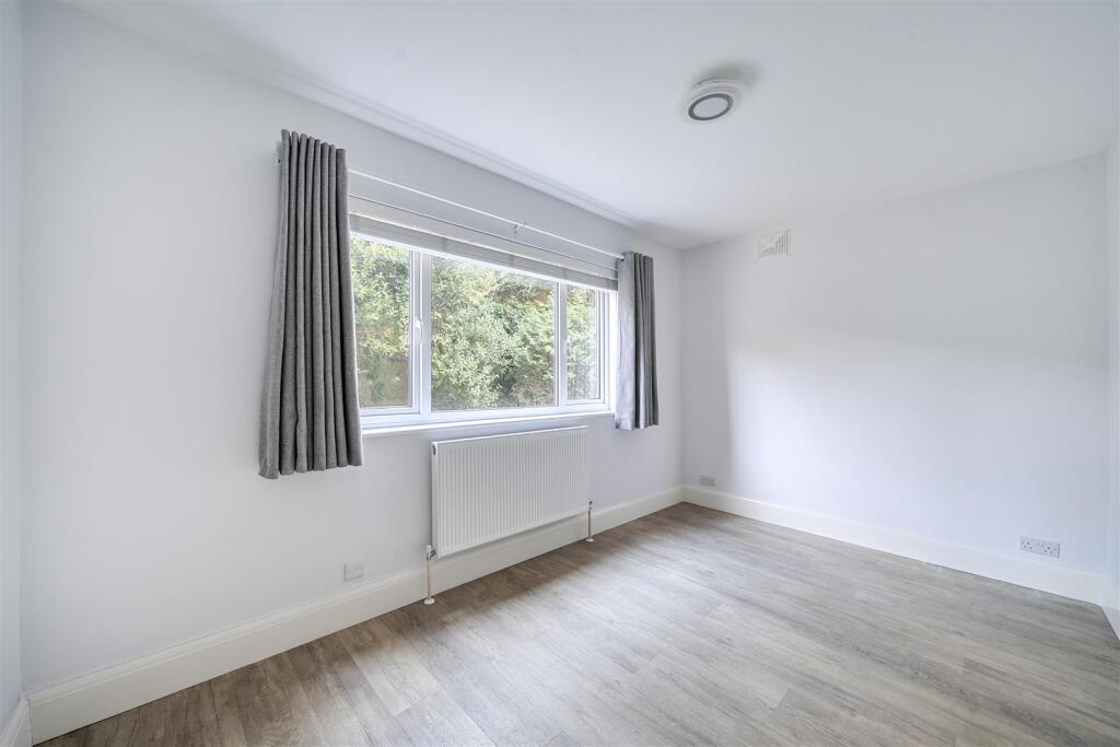 Apartment in Kingston upon Thames - View 4