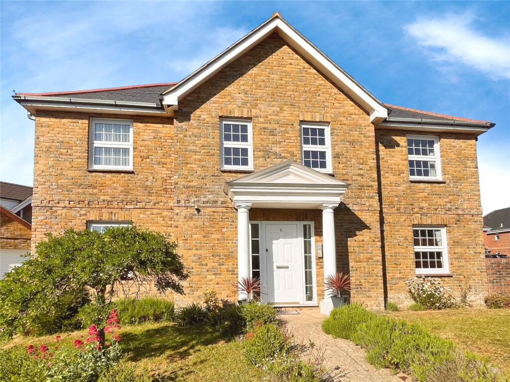 2-bed apartment on Hurst Point View, Totland Bay, Isle of Wight, £185,000