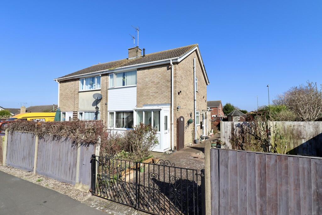 3-bed semi-detached on Sidlaw Grove, Lincoln, £185,000