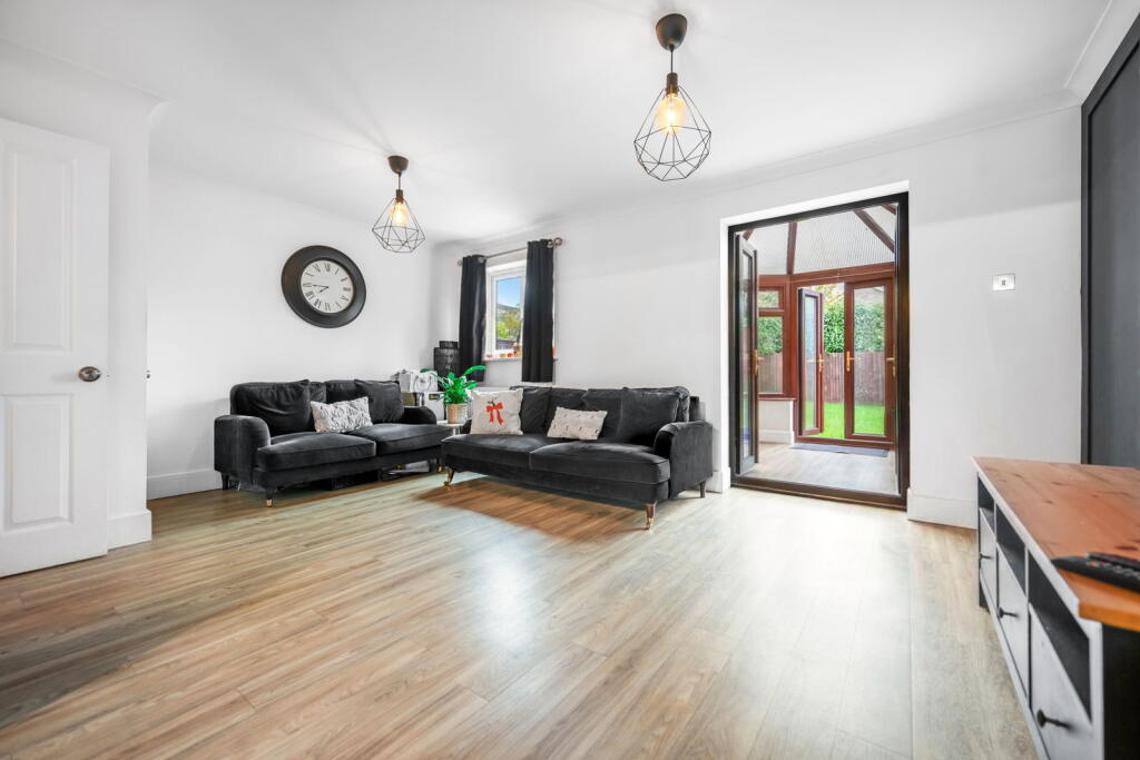 House in Toddington, Central Bedfordshire - View 2
