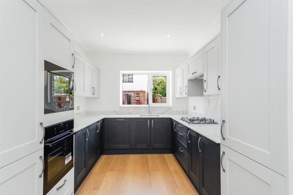 Dhani Close, COLLIER ROW, RM5 photo 3