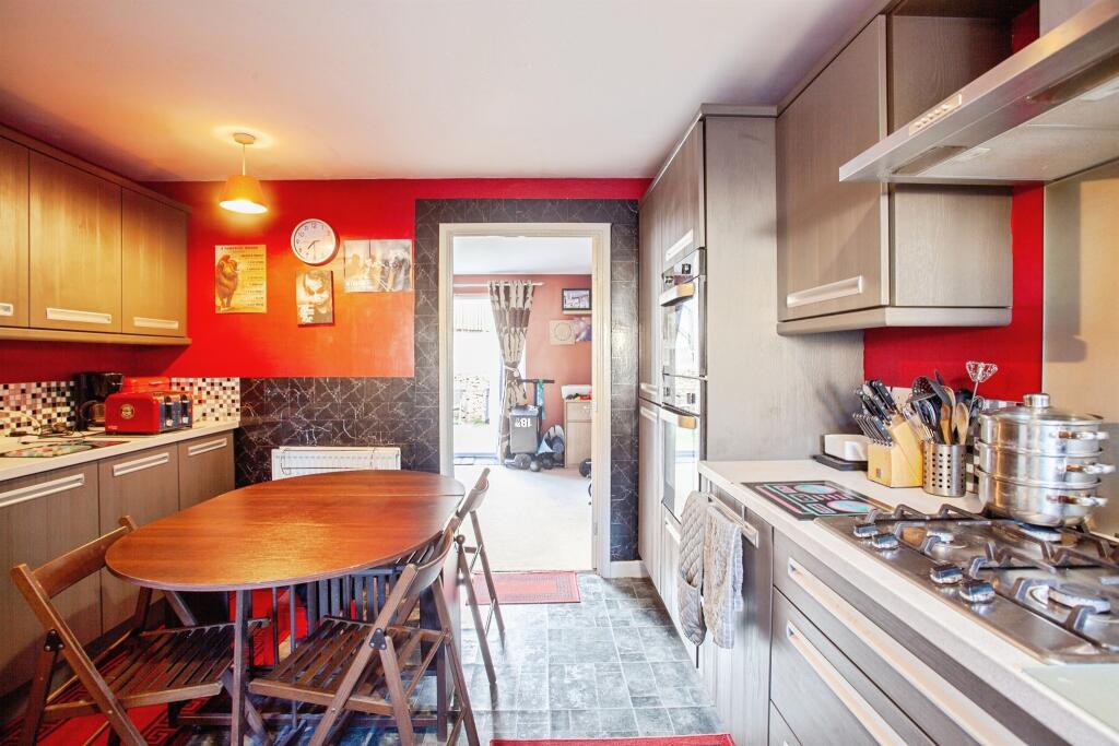 House in Barnsley, Stairfoot - More