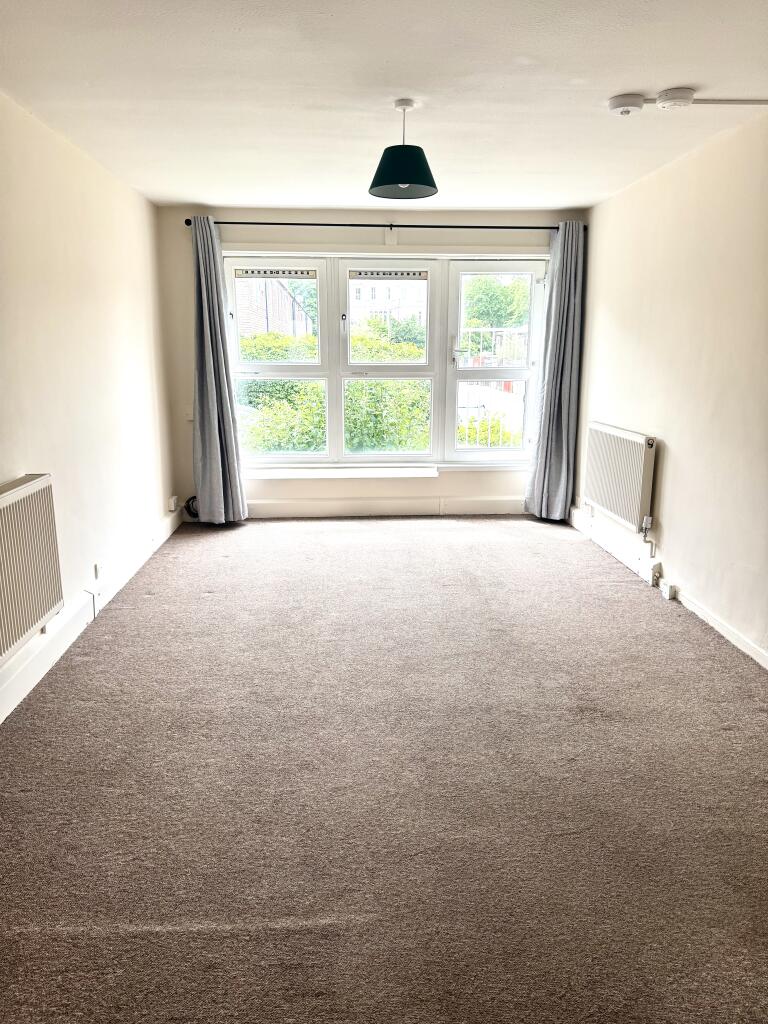 Apartment in London, Lennox Estate, Roehampton - View 4