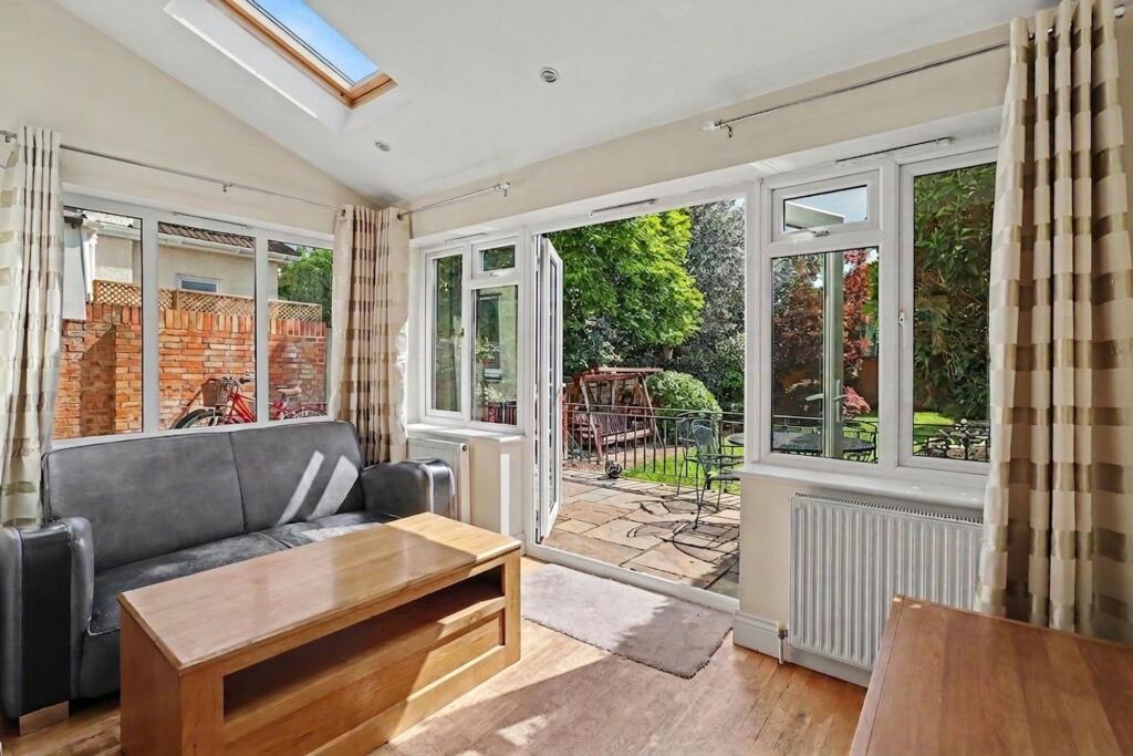 Adecroft Way, West Molesey, KT8 photo 4
