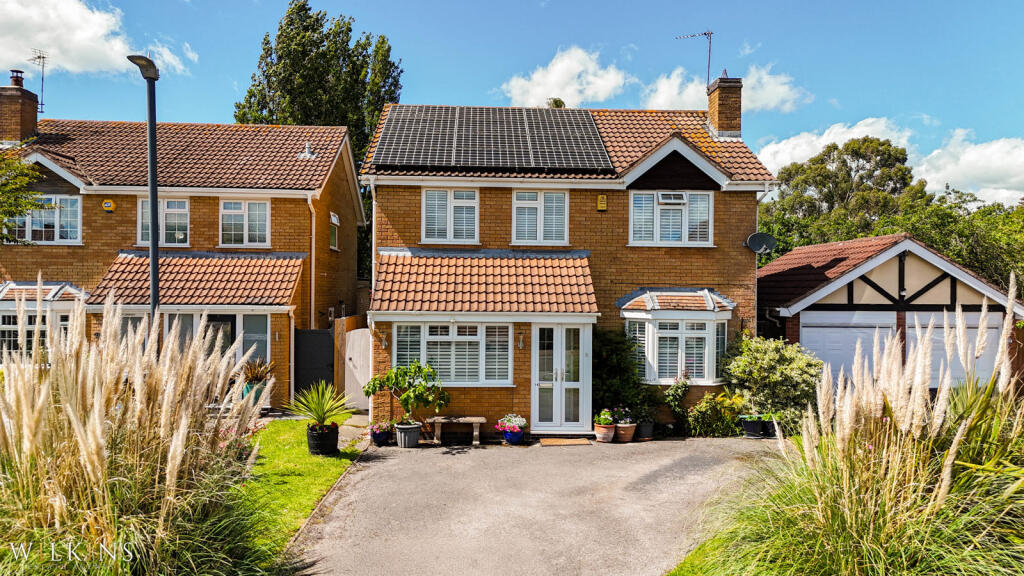 Main image of property: Salcombe Close, Nuneaton, Warwickshire, CV11
