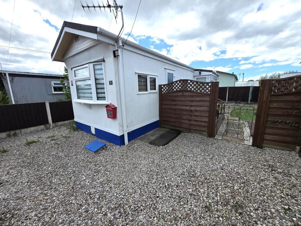 1-bed caravan on Oak Drive, Lamaleach Park, Freckleton, Preston, PR4 1EF, £49,950