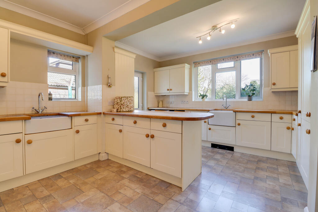 House in Studham, Central Bedfordshire - View 3