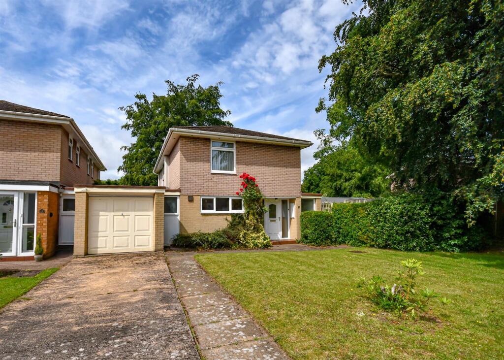 Main image of property: 17 Dippons Mill Close, Tettenhall Wood, Wolverhampton, WV6 8HH