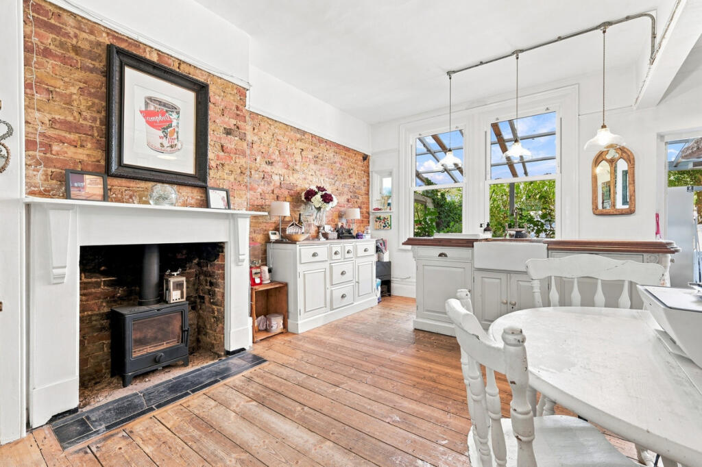 House in Southend-on-Sea - More