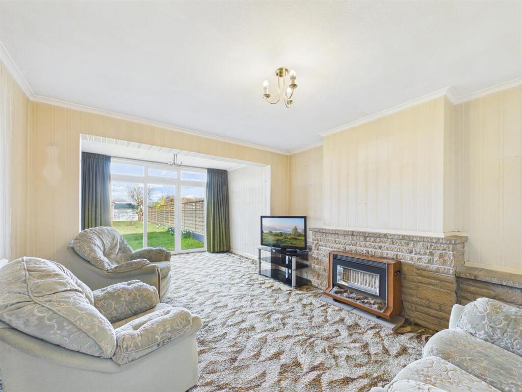 Broughton Avenue, Broughton, Aylesbury photo 3