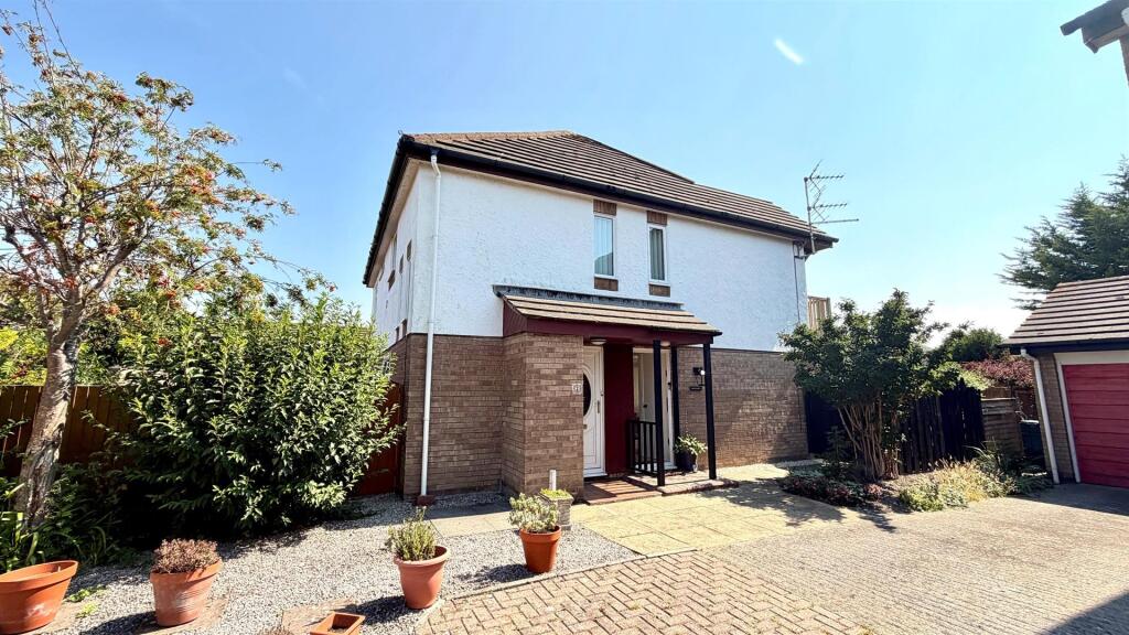 2-bed flat on Queensway, Liddell Park, Craig y Don, Llandudno, £155,000