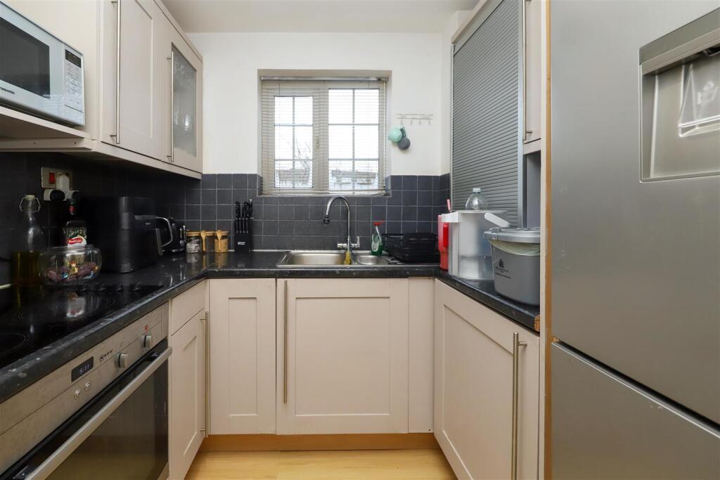 Newcombe Rise, Yiewsley photo 4