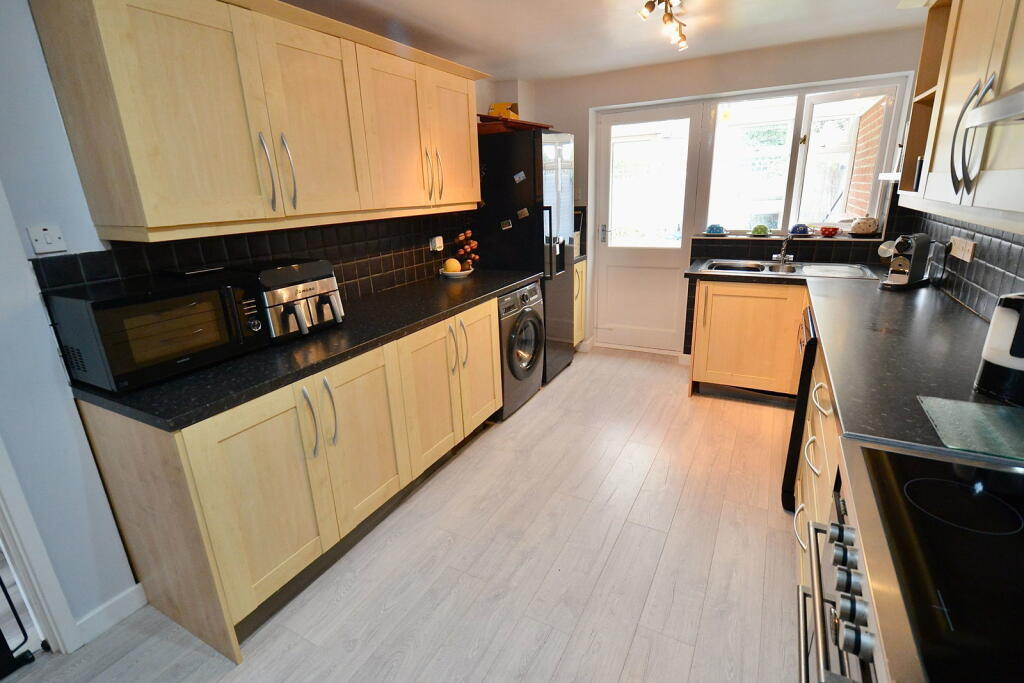 The Heathers, Evesham, WR11 2PF photo 3