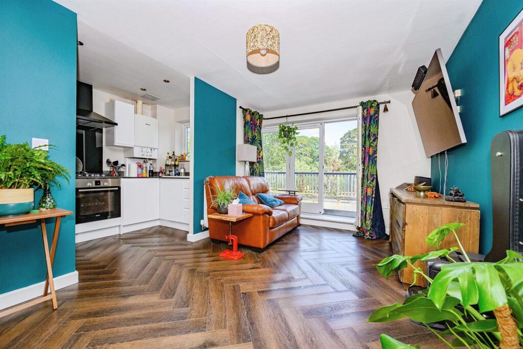 Apartment in Dacorum, Hertfordshire - More