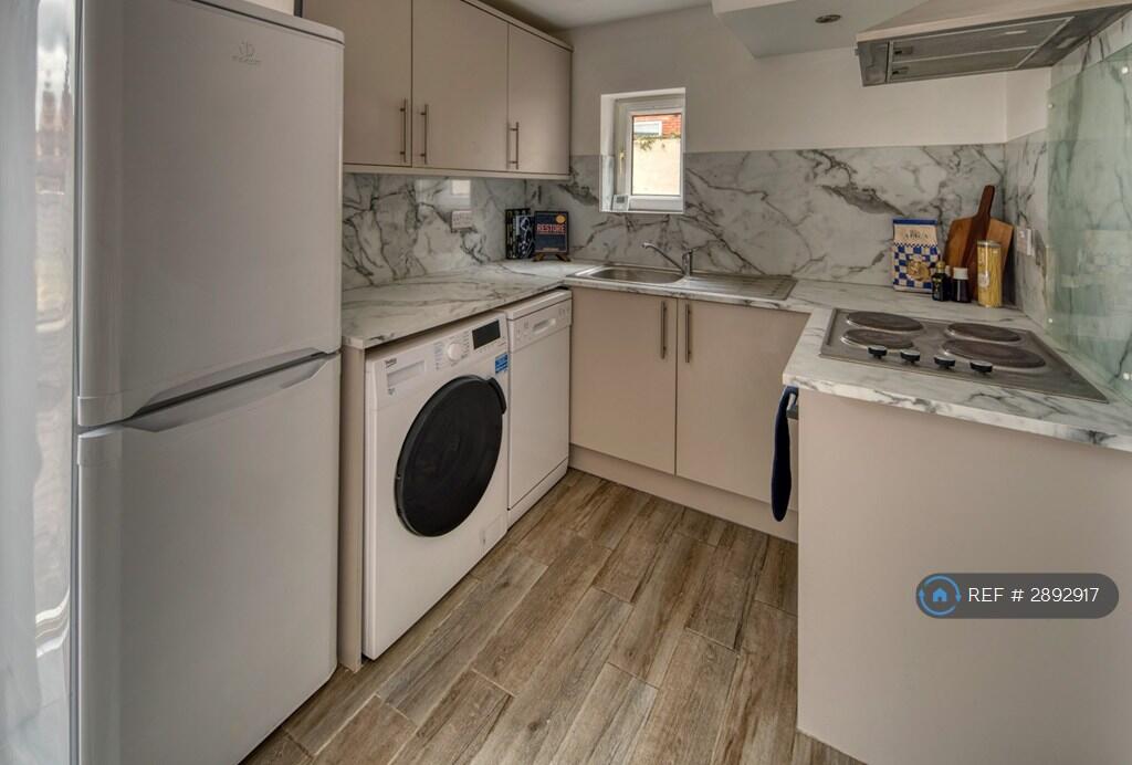 4 bedroom semi-detached house for rent