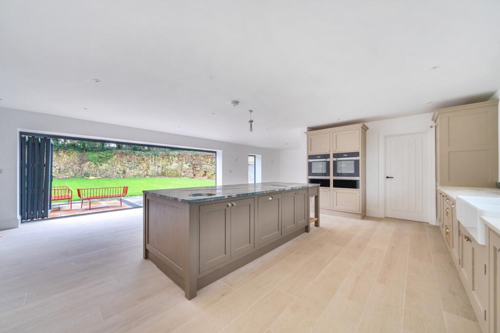 House in Bristol, Alveston - More
