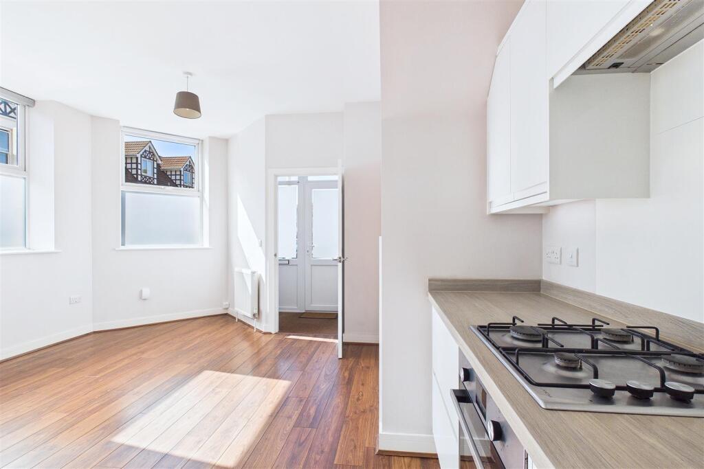 Modern living in central Clevedon photo 4