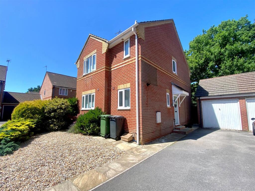 3-bed detached on Caraway, Whiteley, £400,000