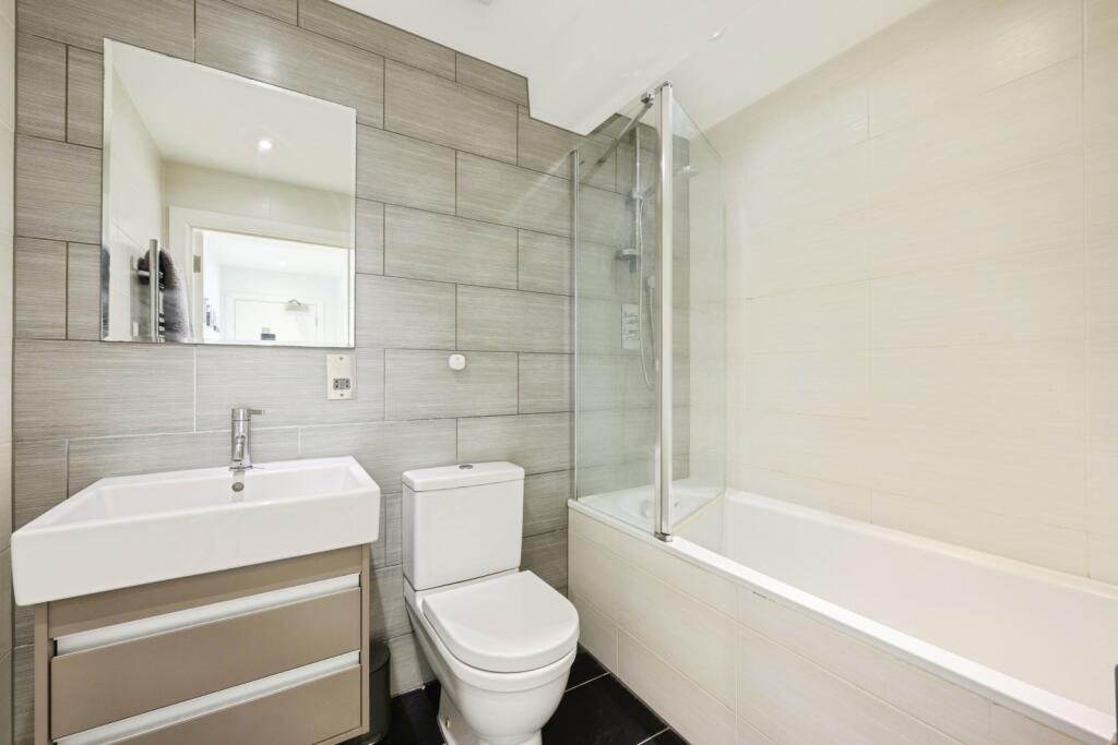 Apartment in Epsom and Ewell, Woodcote, The Wells - View 5