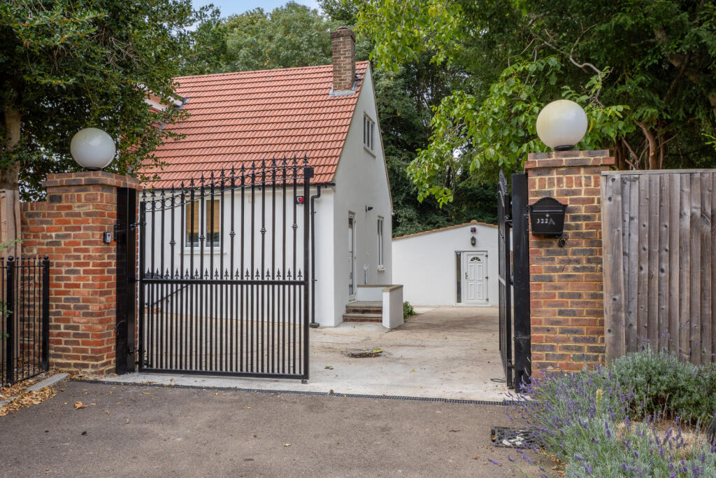House in London, Wallington - View 3