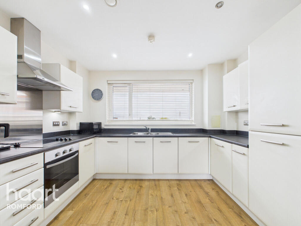 Angel Way, Romford, RM1 1AF photo 4