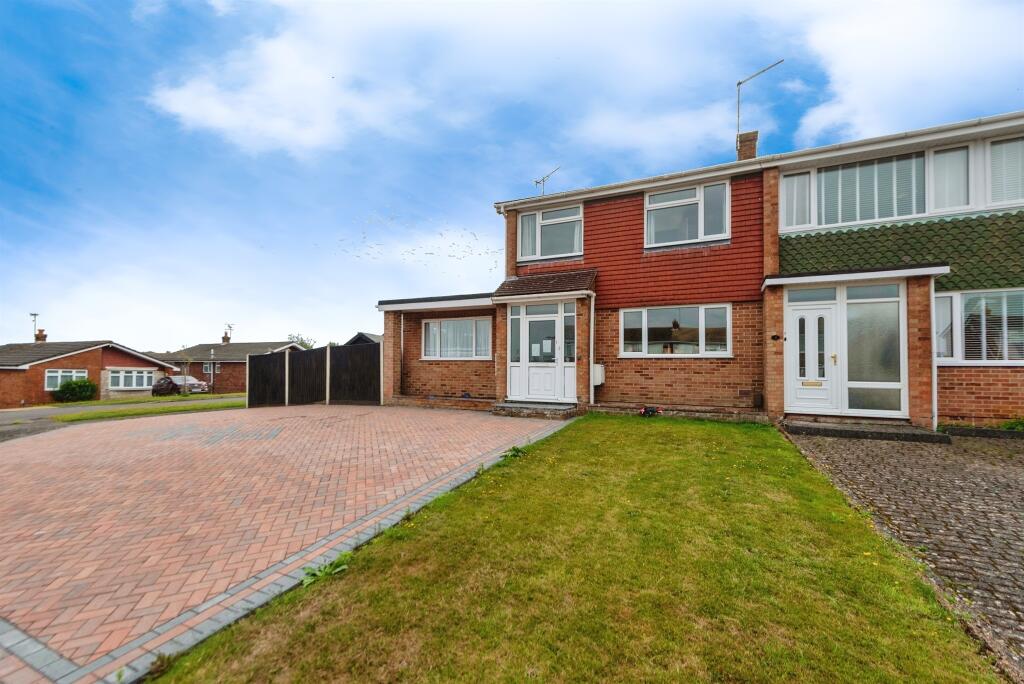 4-bed semi-detached on The Boltons, WATERLOOVILLE, £410,000