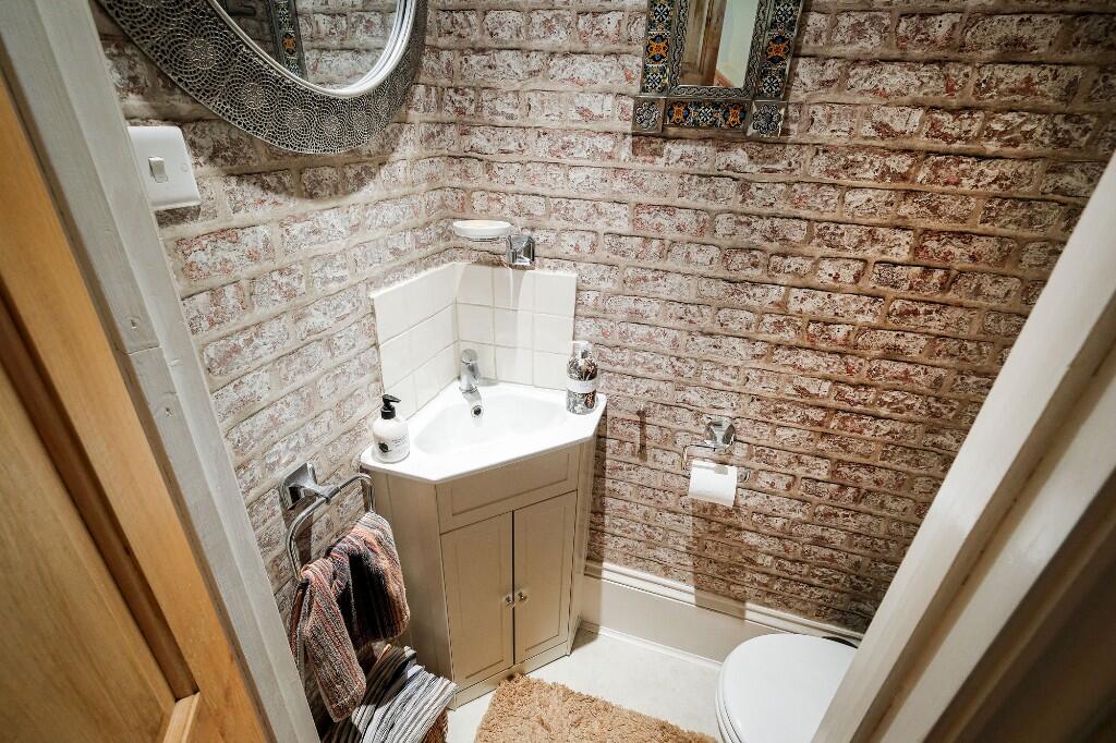 Wynndale Road, South Woodford, E18 - View 6
