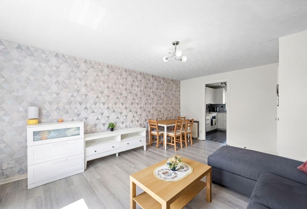 Apartment in Renfrew, Victory Gardens, Porterfield - More