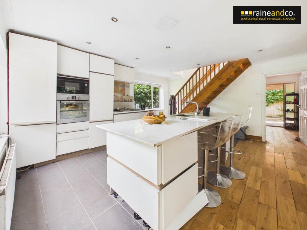 House in Hertsmere, Hertfordshire - View 4