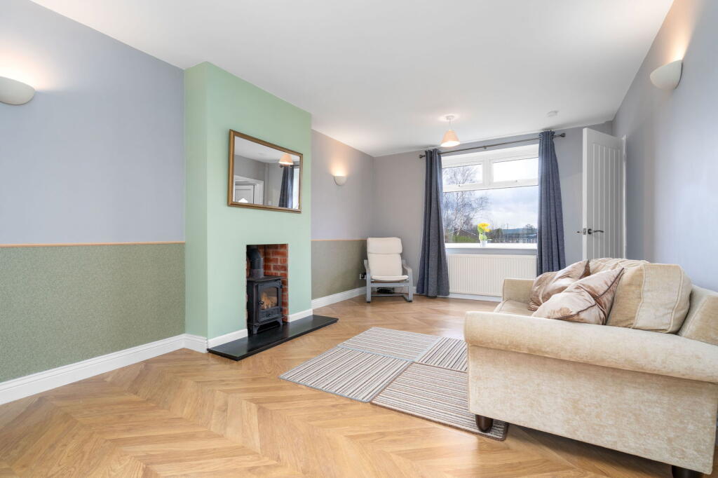 Chapel Lane, Hadfield, GLOSSOP, SK13 1NX photo 2