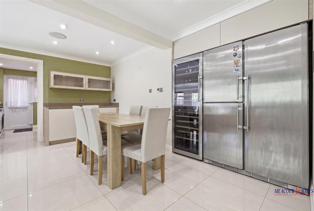 House in Brentwood, Hutton Mount - View 5