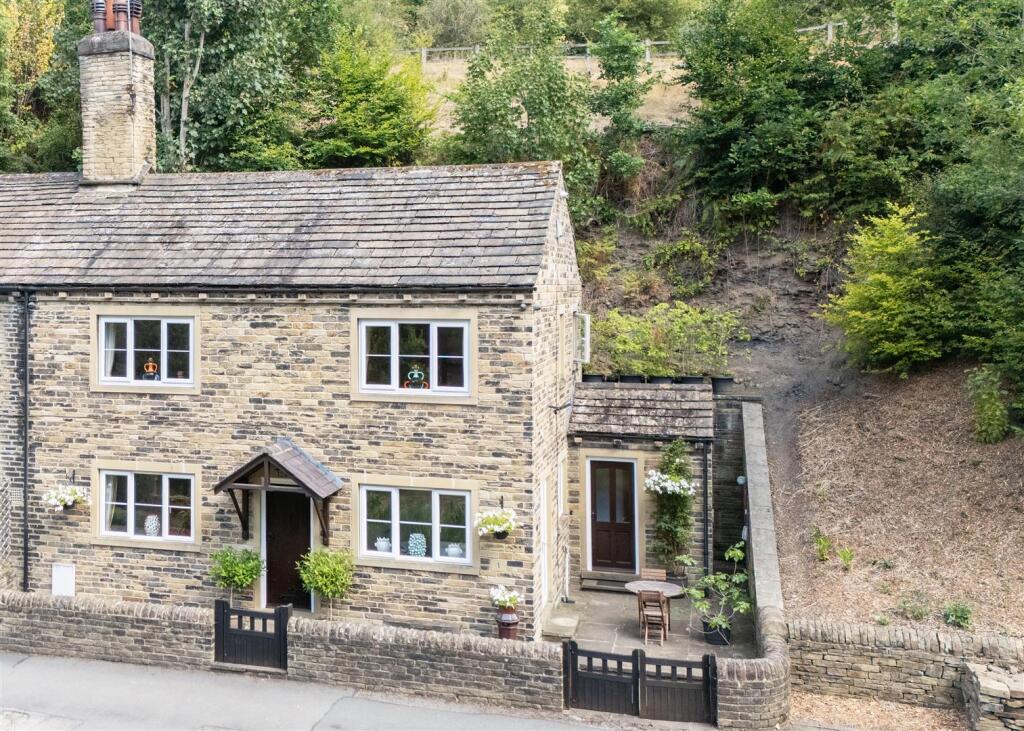 Main image of property: 1 The Cottage, Salterlee, Halifax, HX3 6XN