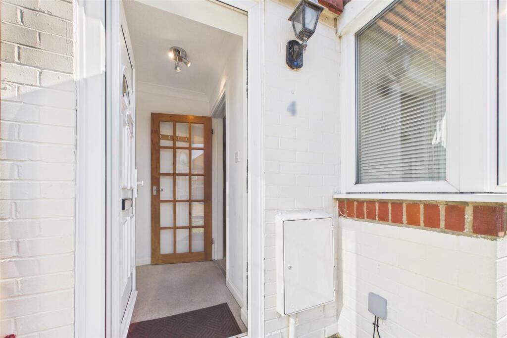 Woodfield Close, Tangmere photo 2