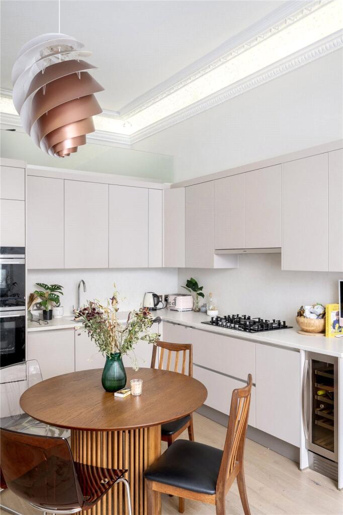 Apartment in London, Royal Borough of Kensington and Chelsea - More