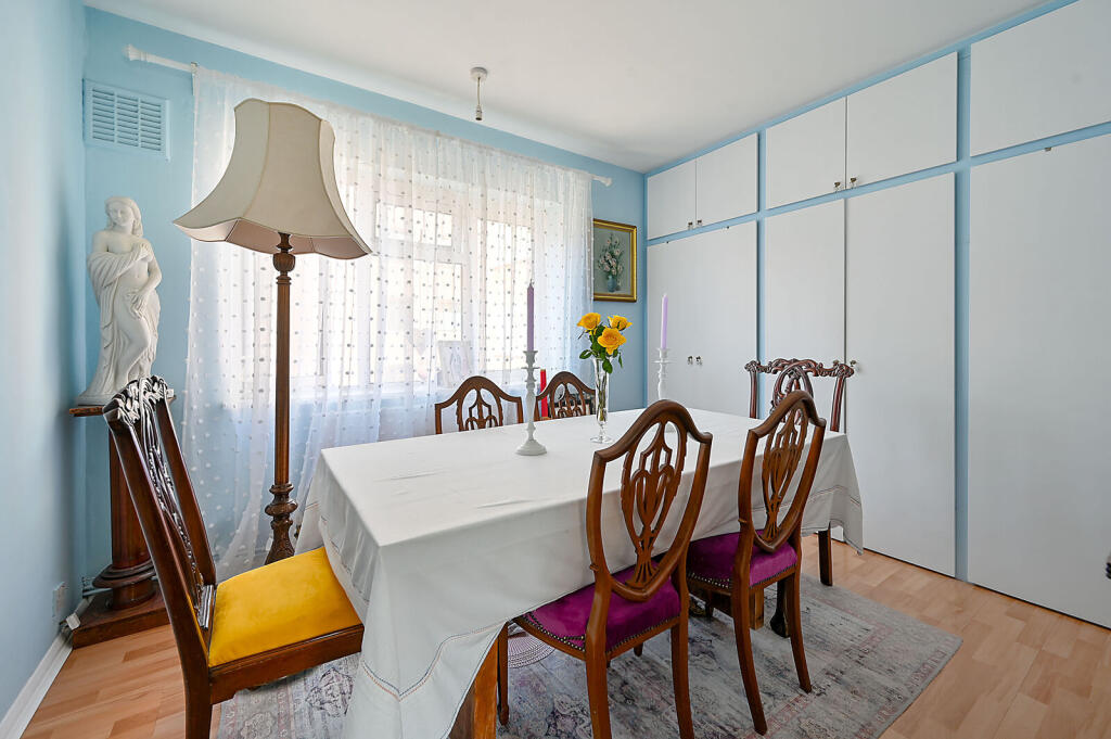 Main image of property: Sheen Road, Richmond, TW9