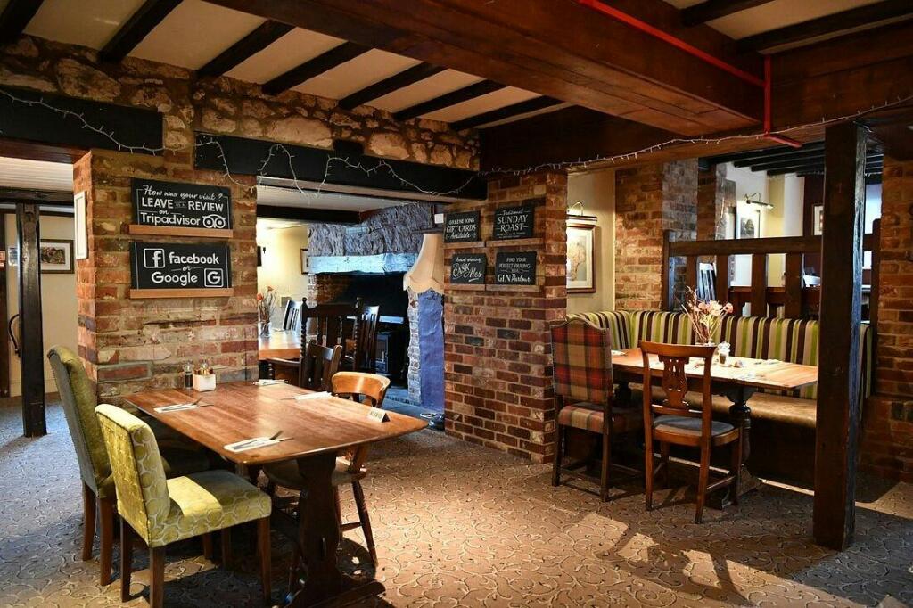 WEB indoor-pub-seating-area_2.jpg