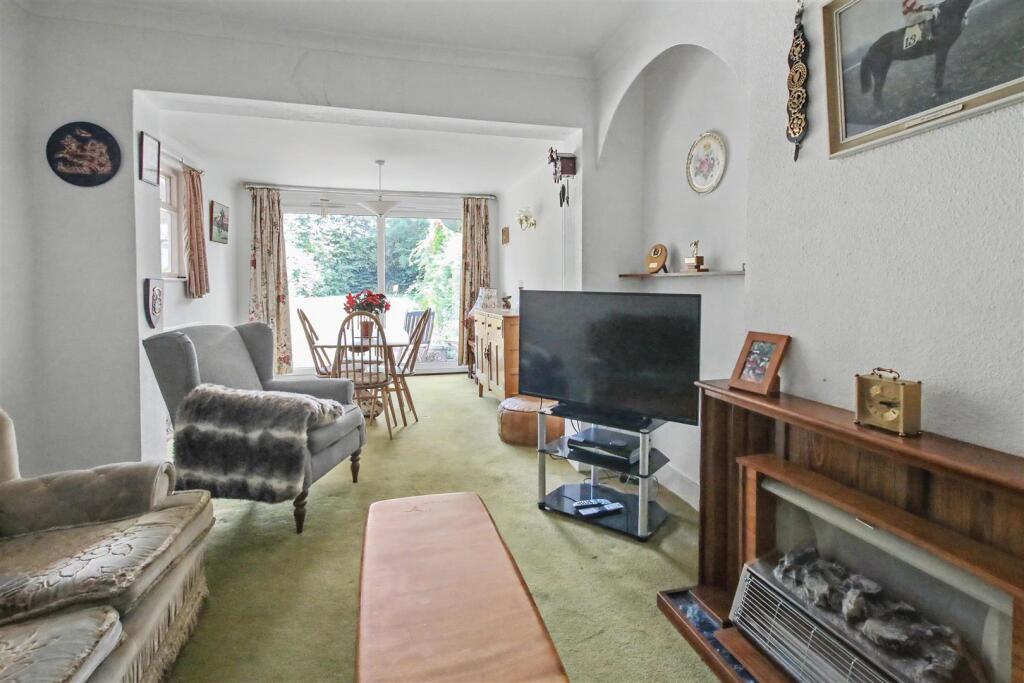 Cannon Grove, Fetcham, KT22 photo 4