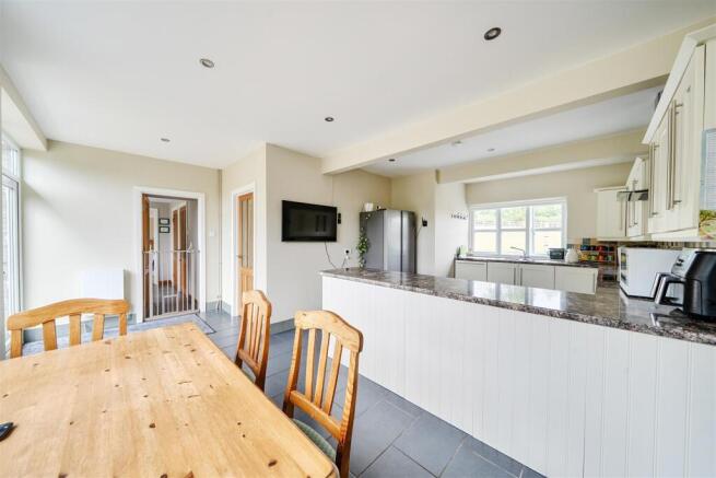 KITCHEN/BREAKFAST ROOM