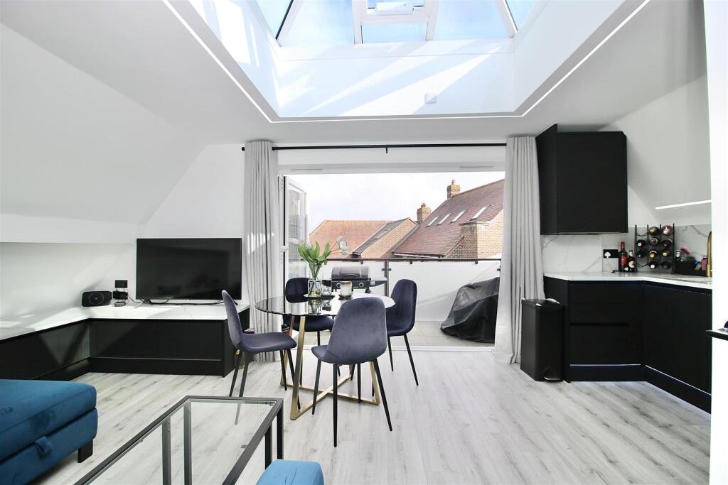 Apartment in Billericay, Queens Park - View 5