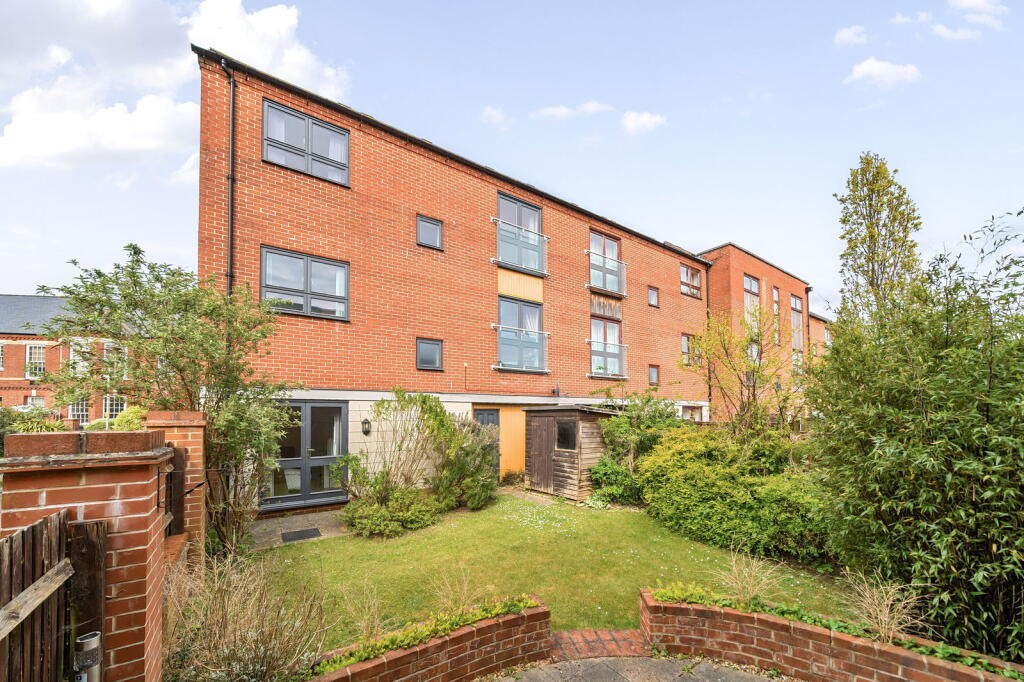 3-bed terraced on Canadian Way, Basingstoke, £385,000