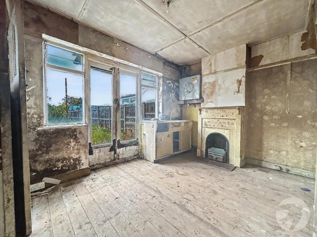 House in Dartford - More