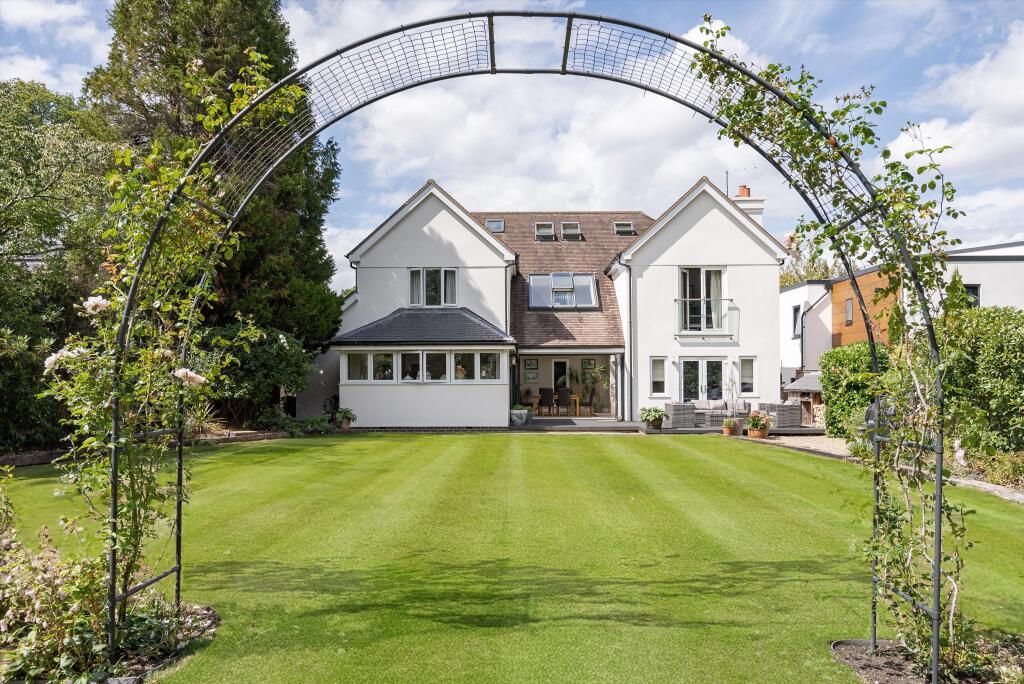 The Highlands, East Horsley, Surrey, KT24 photo 3