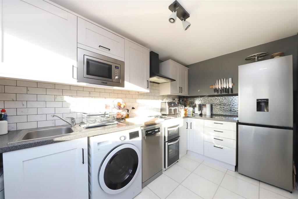 Apartment in London, London Borough of Hillingdon - View 4