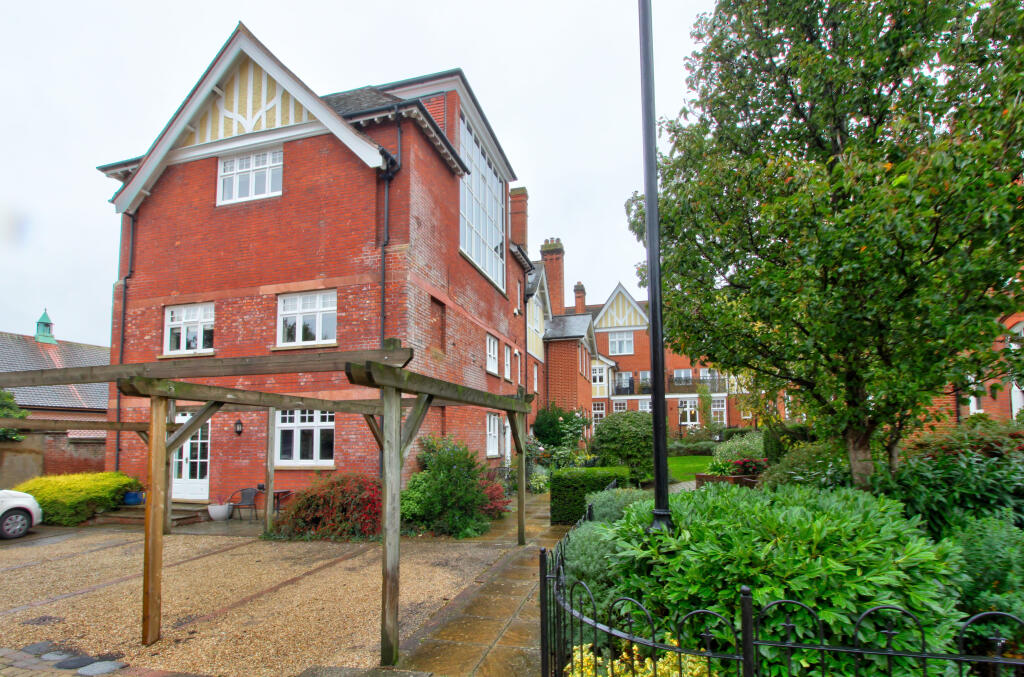 3-bed flat on Devereaux Court, Ipswich, IP4, £220,000